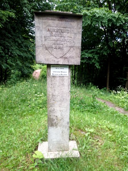 Vaizdas:Aukštųjų Šančių piliakalnio ženklas.jpg