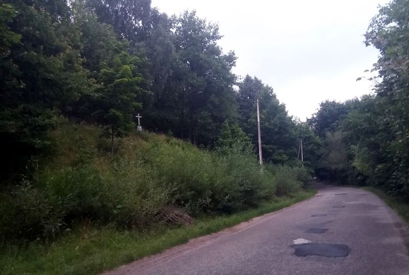 Vaizdas:Maciuičių piliakalnis nuo kelio.jpg