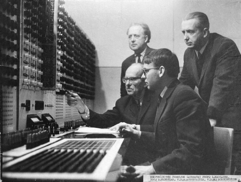 Vaizdas:1000px-Kaulakis, Nargelas su.jpg